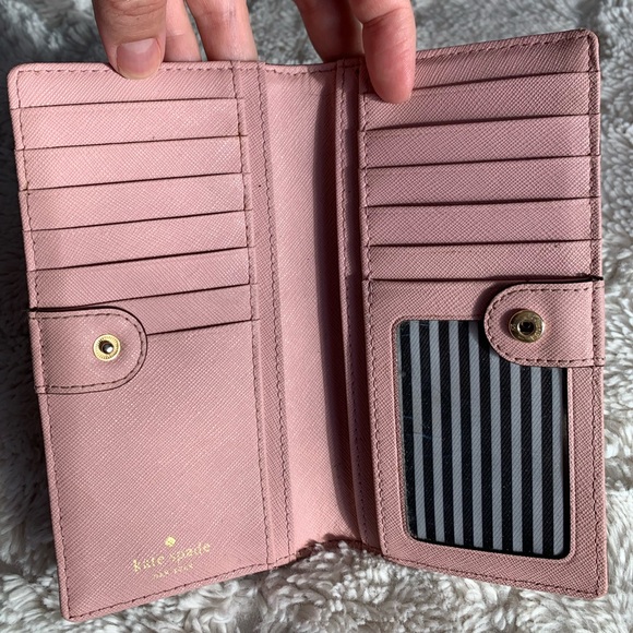Kate Spade Wallet. - Picture 3 of 5
